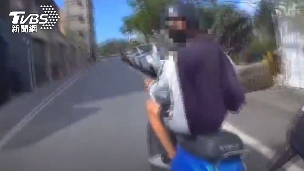 林男回頭嗆警:不要追我！（圖／TVBS）