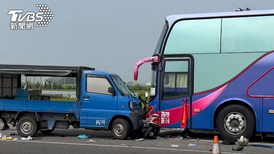 迎大甲媽釀憾事!機車遭小貨車、巴士夾擊 男命危送醫
