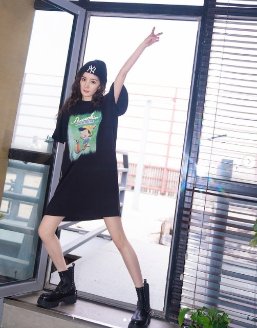 女星楊冪穿搭時常會成為大家效仿對象。（圖／翻攝自楊冪IG）