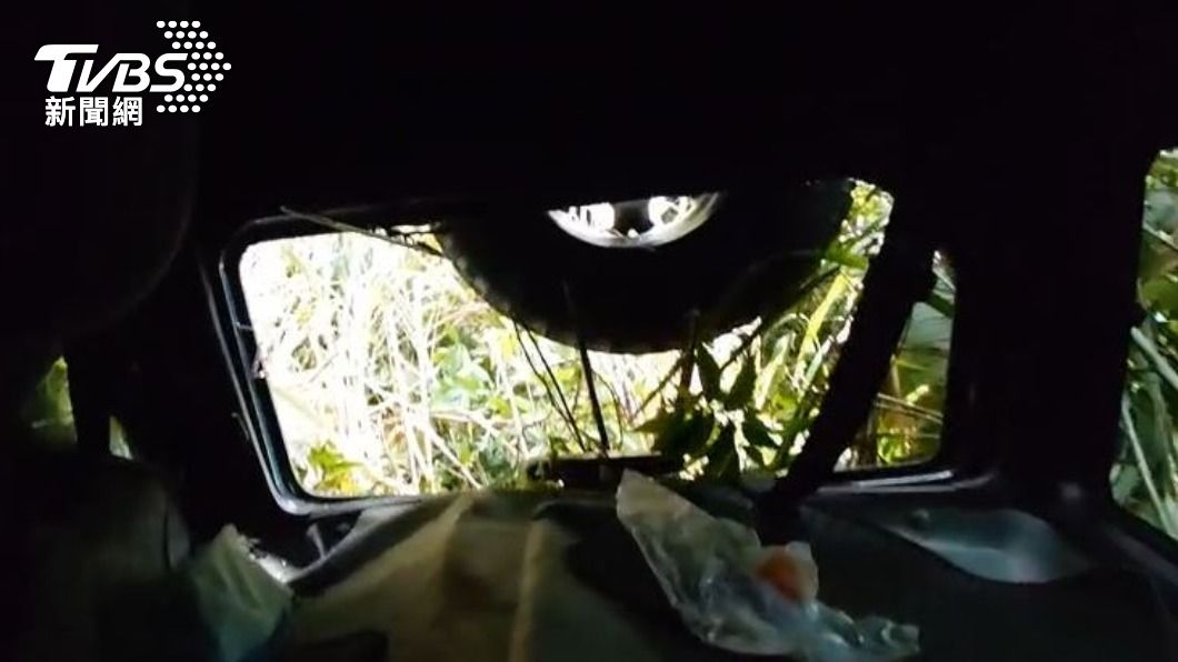 越野吉普車也嘸路用!男赴草山戰備道探險 登山口就翻車