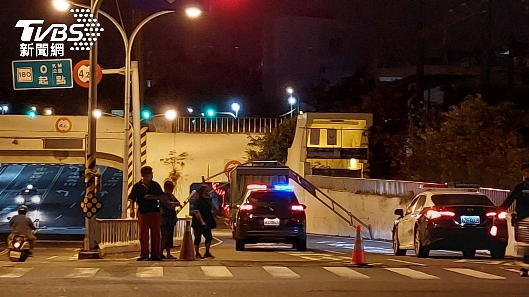 小東地下道又出事!小貨車誤闖機車道 限高護欄遭撞倒