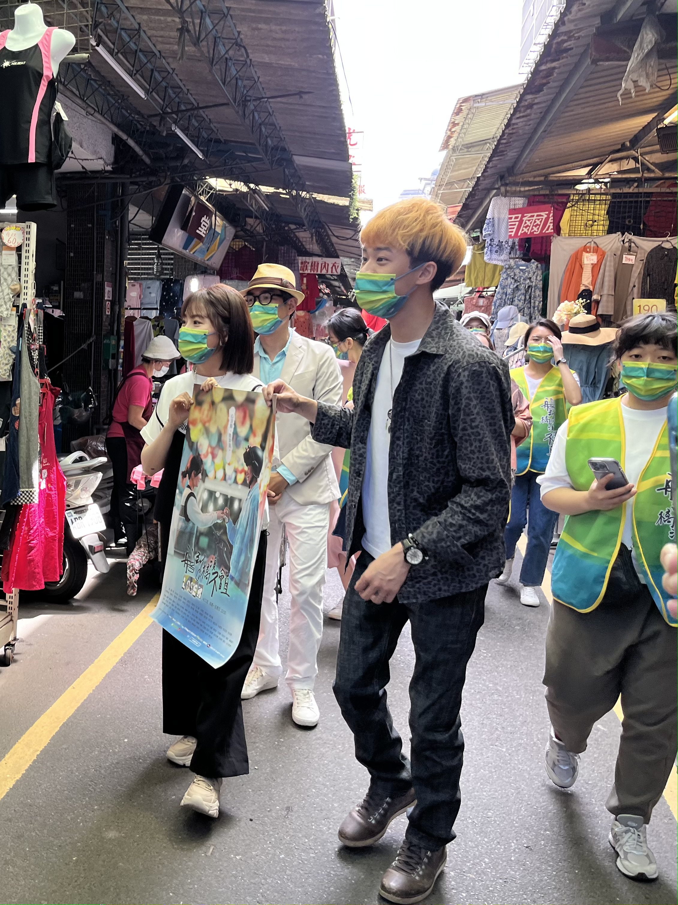 楊小黎(圖左)吳政迪(圖右)市場拜票初體驗。(圖/客家電視提供)