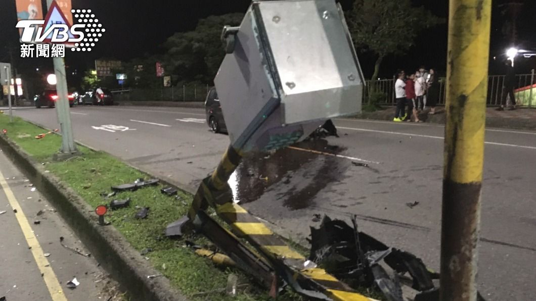 賠慘了!小轎車疑閃車失控衝分隔島 車頭全毀還撞斷測速桿