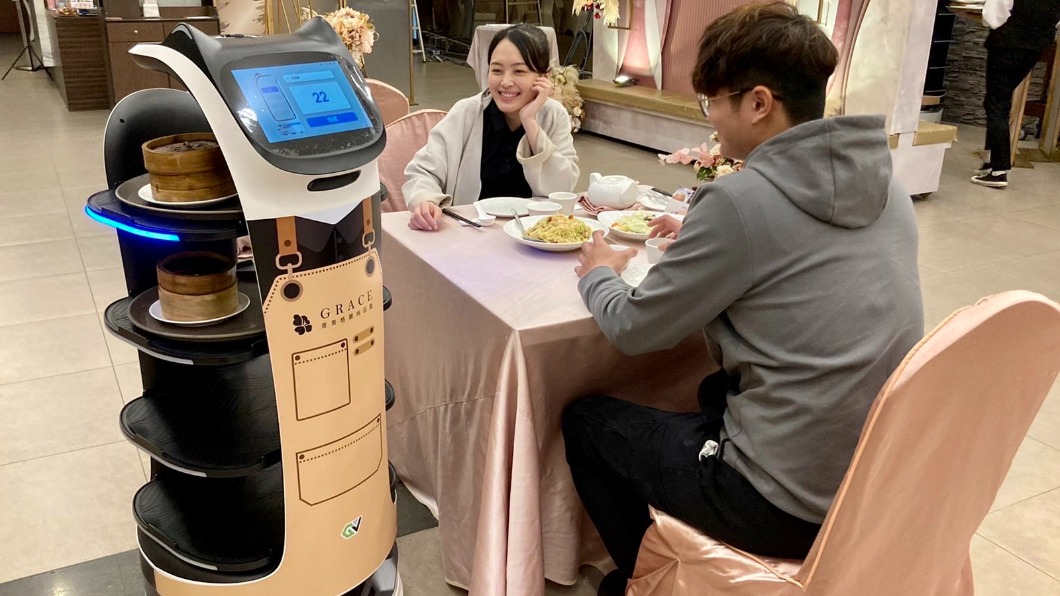 港點百匯使用機器人送餐系統。（圖／青青婚宴文創集團提供）