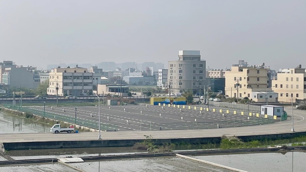 鹿峰夜市占地2200坪，可容納170個攤商。（圖／食尚玩家提供）
