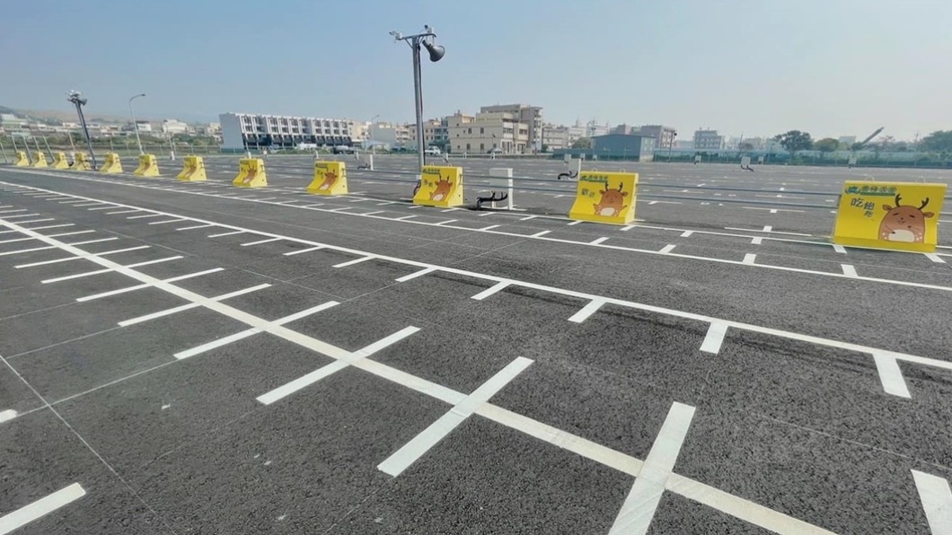 鹿峰夜市共提供600坪汽機車停車位。（圖／食尚玩家提供）