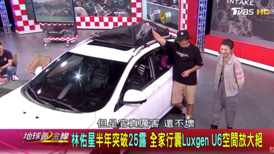 林佑星徹底利用車上的所有機能。(圖/地球黃金線)