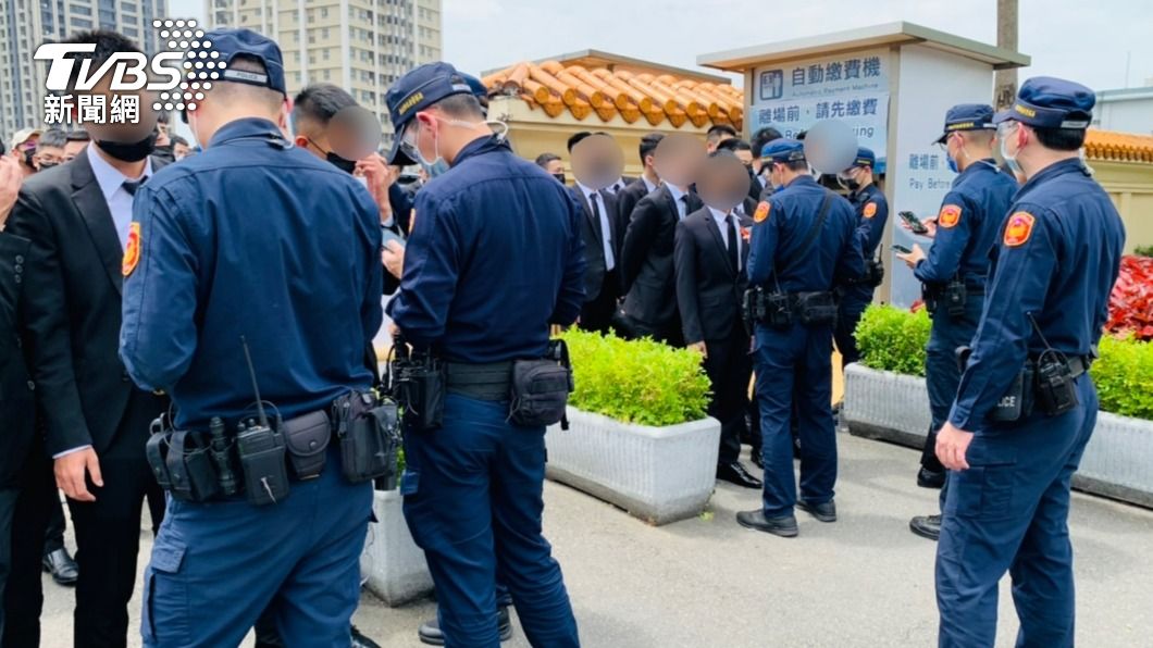 共131名警力出動攔查。(圖/TVBS)