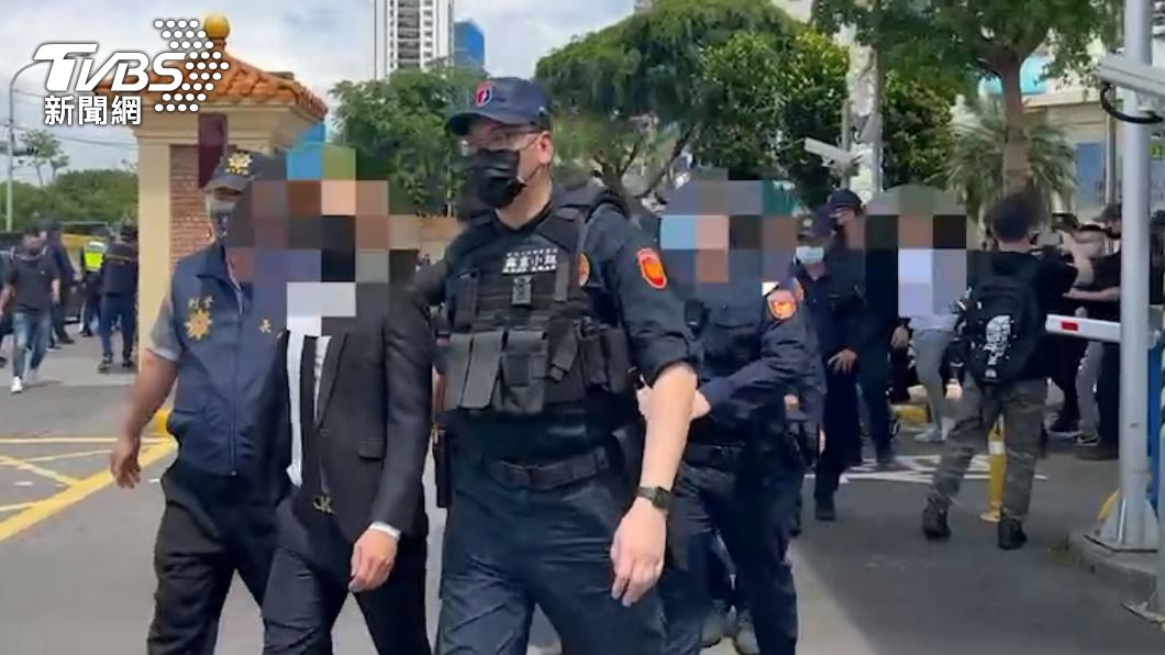 警方帶回違規分子。(圖/TVBS)