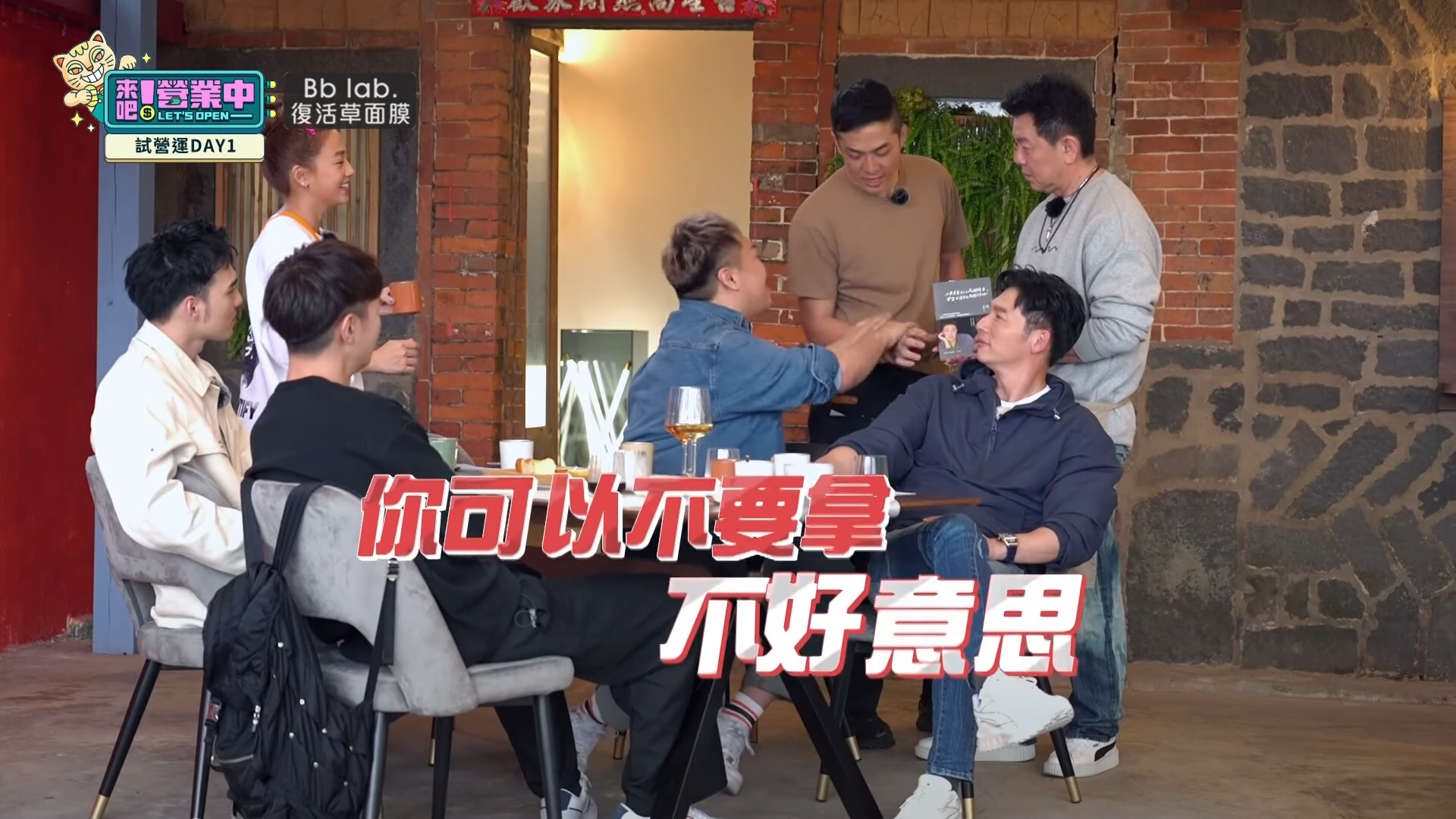 關韶文急阻止姚元浩拿書。(圖/翻攝自《來吧!營業中》臉書粉專)