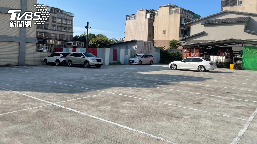 嫌犯表示，當時遭銀色休旅車阻擋無法離開，在停車場等了1小時。（圖／TVBS）