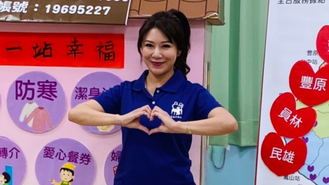 佩甄真的戴「30萬鑽鍊」上街! 醫美尪當街隔罩熱吻玩壁咚