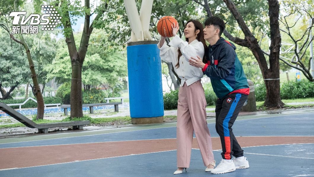 曾莞婷在《機智校園生活》中大展精湛球技。（圖／TVBS）