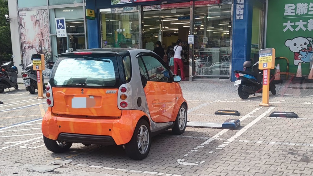 小車就是好!全聯門口爽閃停車感應 網喊:這台我給過