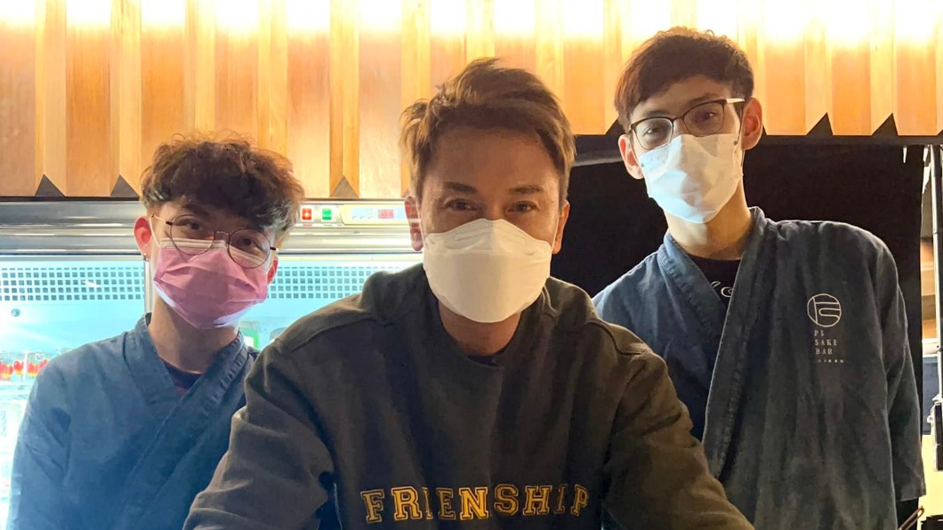 王振復(圖中)副業經營的有聲有色。(圖/翻攝自王振復臉書)