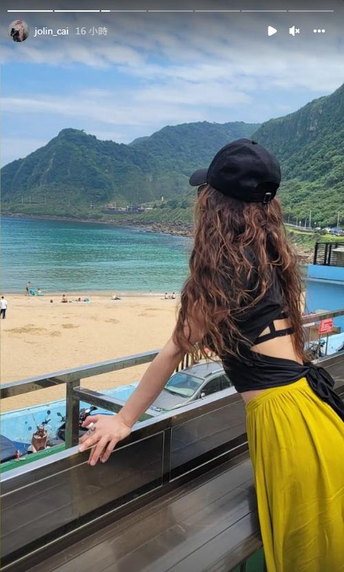 蔡依林靠著欄杆露出美背。（圖／翻攝自蔡依林IG）