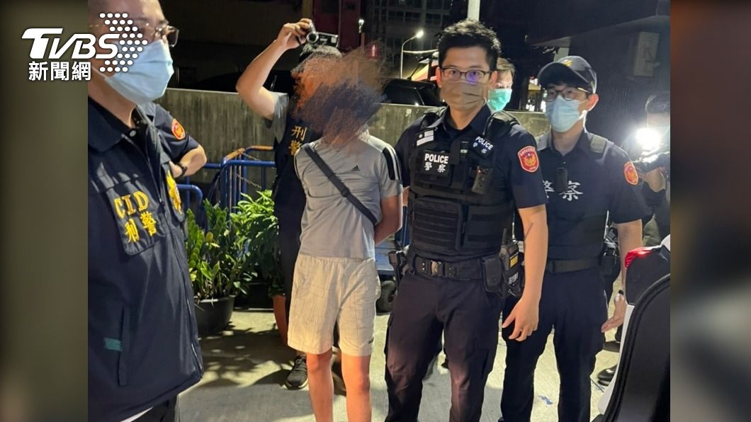 囂張！酒駕男警局前狂鳴喇叭　被警逼入死巷棄車狂奔