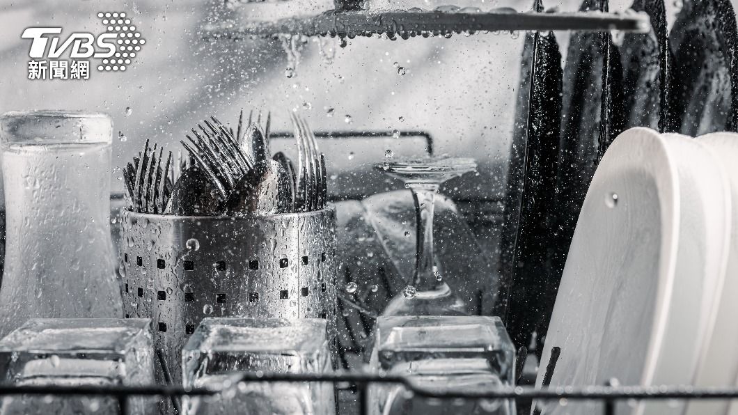網友好奇為何不送洗碗機。(示意圖/shutterstock達志影像)