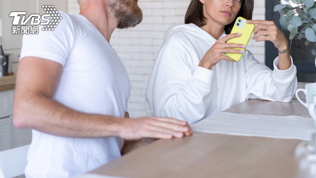 有些人會偷看同事電腦LINE訊息。（示意圖，非當事人／shutterstock達志影像）
