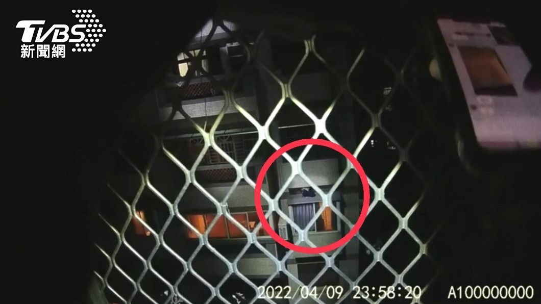 逃逸移工深夜狂歡!見警上門當蜘蛛人 爬鄰居陽台避追緝