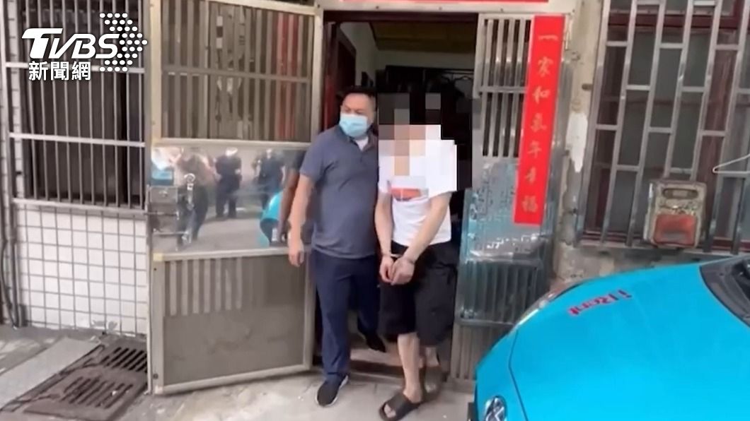 蘇嫌被警方上銬逮捕。(圖/TVBS)