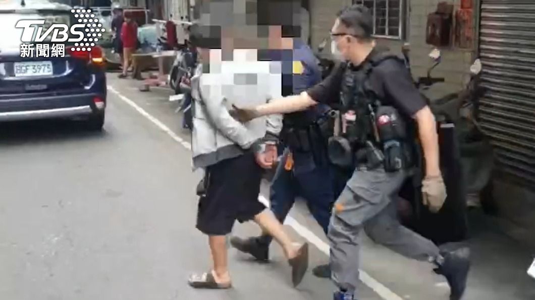 蔡嫌被警方上銬帶回偵辦。(圖/TVBS)