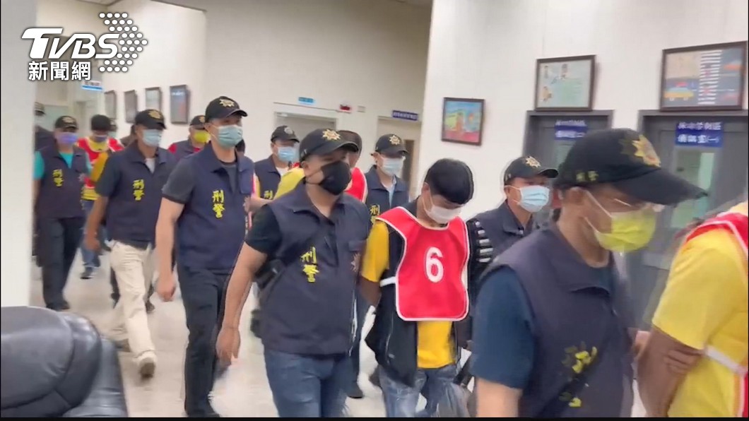 幫派份子鬧事並遭到警方逮捕。（圖／TVBS）