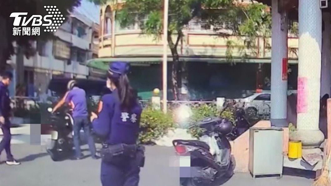 員警上前關心發現蘇男酒駕。（圖／TVBS）