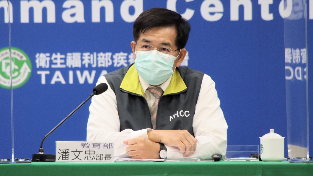 教育部長潘文忠昨宣布新停課標準。(圖/中央流行疫情指揮中心)