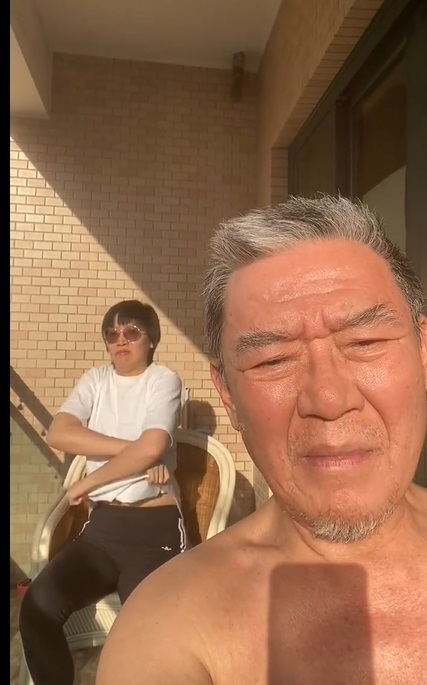 李立群分享隔離日常,女兒爆笑作勢脫衣。(圖/翻攝李立群抖音)