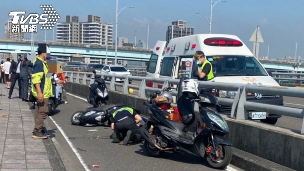 呂姓騎士自摔倒在機車道，又遭女騎士撞擊。（圖／TVBS）