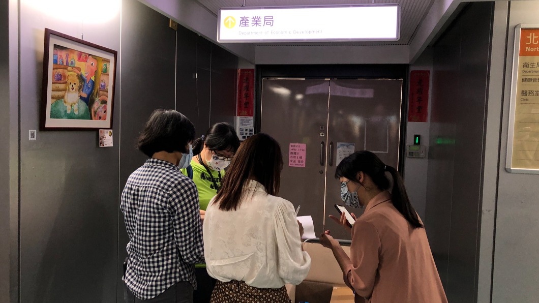 北市產業局員工確診 103人快篩陰性、16人居家隔離