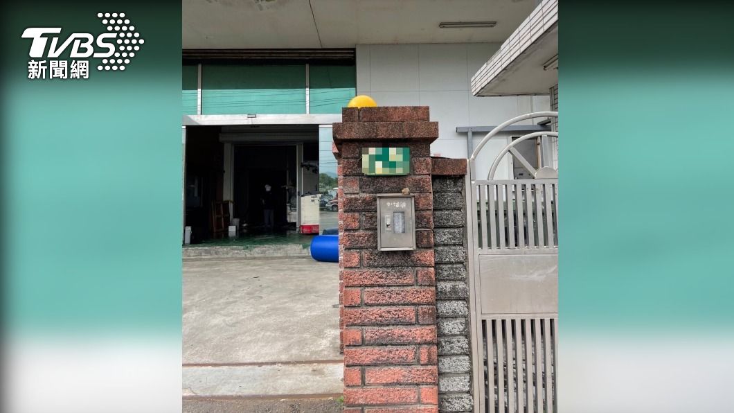 警方通知相關單位人員前往食品工廠調查。(圖/TVBS)