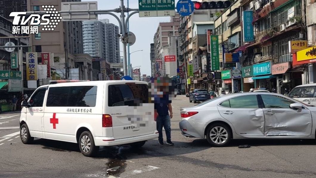 民間救護車出勤遭撞!紅燈鳴笛過路口 轎車未注意直衝2人傷