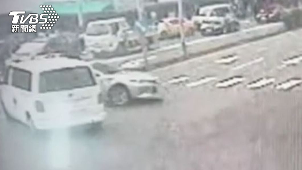 民間救護車紅燈鳴笛過路口,轎車直行未注意。(圖/TVBS)
