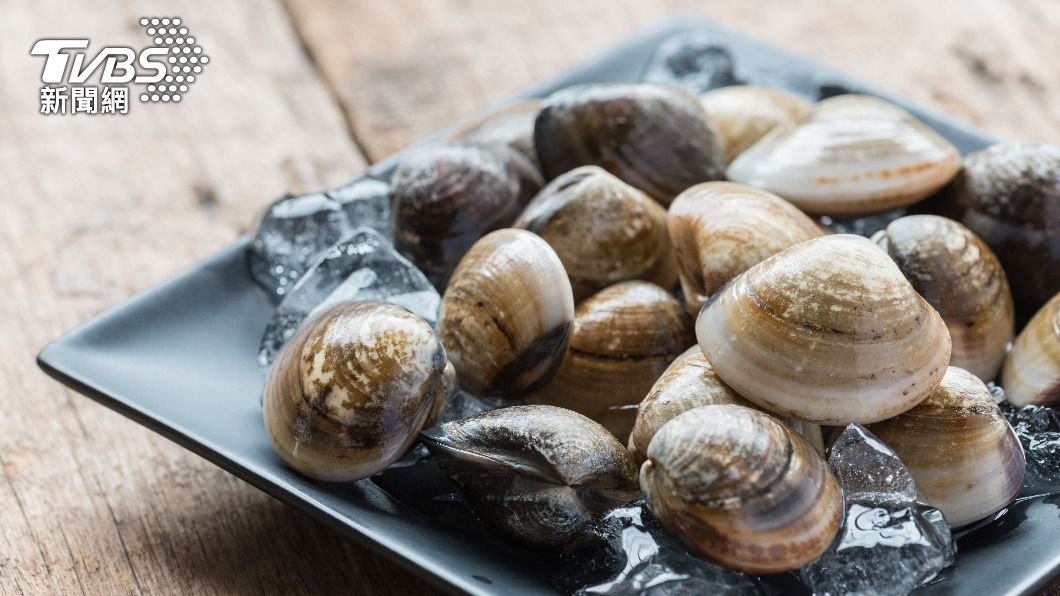 網友質疑蛤蜊不含肉是要吃殼嗎?(圖/shutterstock 達志影像)