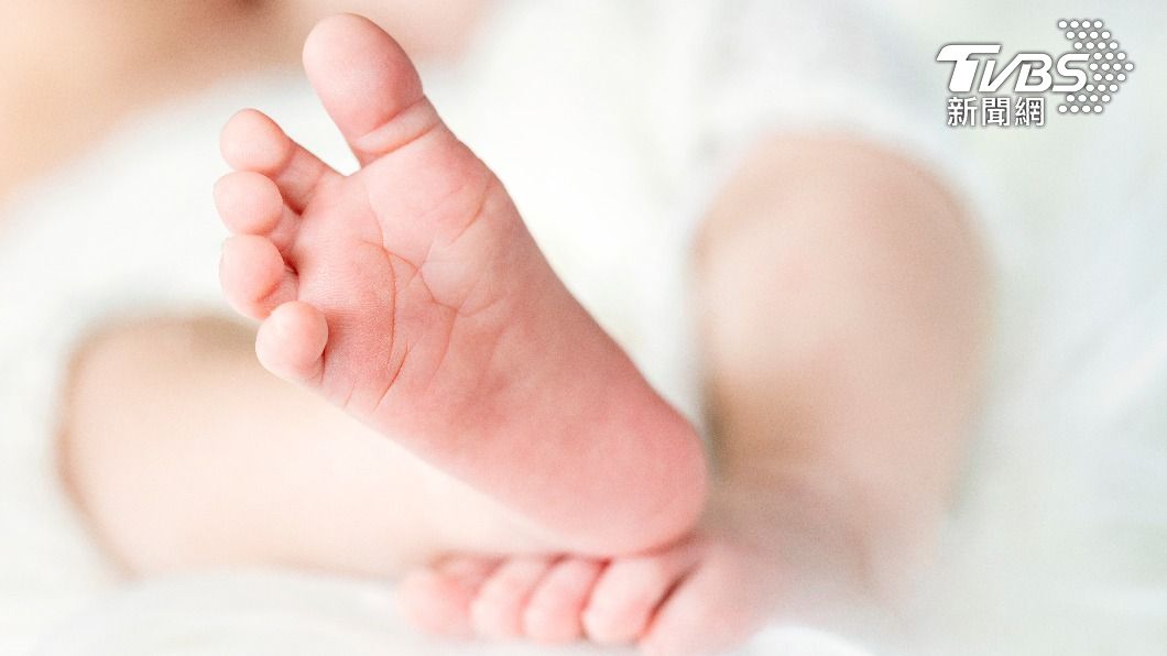 女兒出生2個月變「巨嬰」 網見健保卡照片笑爛:後勁太強