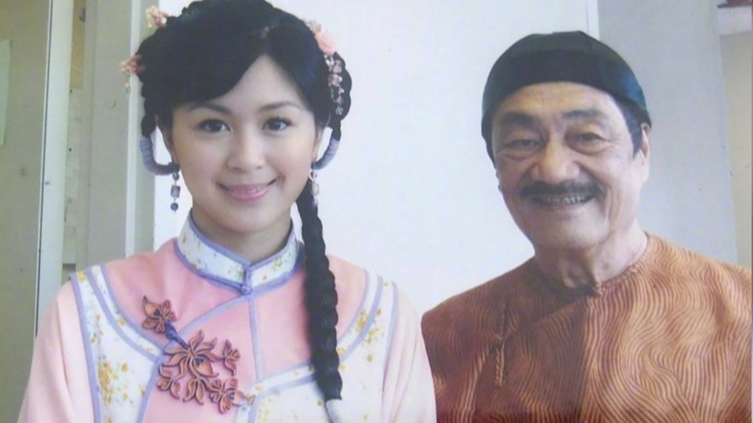 梁雄(圖右)常在香港戲劇作品中演出甘草角色。(圖/翻攝自微博)