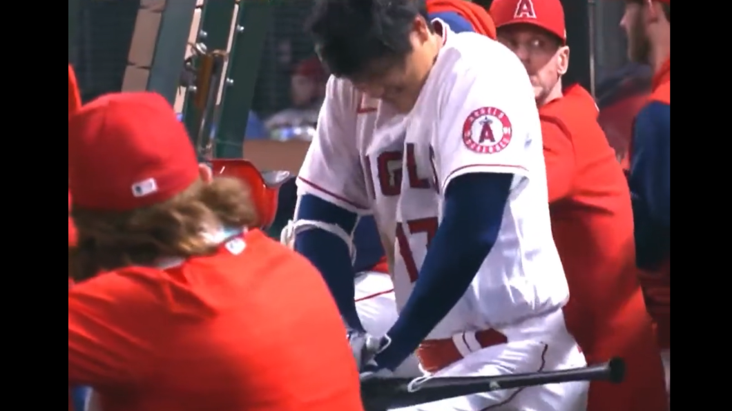 大谷翔平副業醫生?場邊幫球棒CPR 網虧:急救手感?