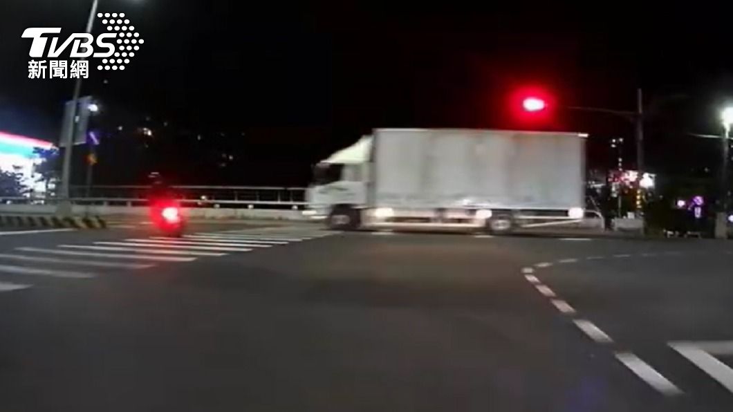 為躲避警方追捕,蘇男冒險闖紅燈,險些遭大貨車撞上。(圖/TVBS)