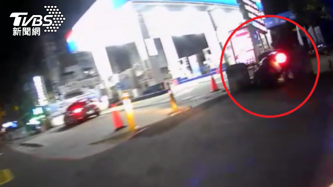 逃逸機車自撞防車桿。(圖/TVBS)