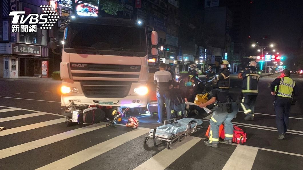 公館商圈砂石車撞機車 18歲騎士起步卡車頭險喪命