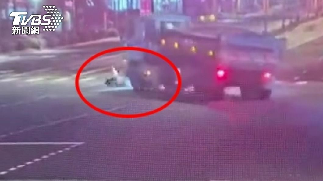 砂石車撞上騎士整車偏移。（圖／TVBS）