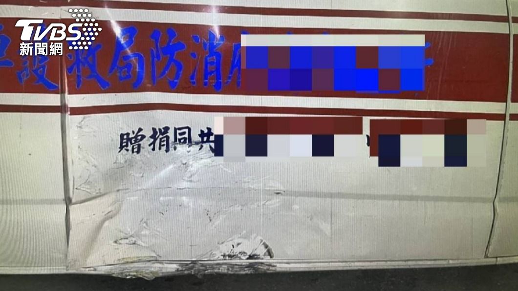 救護車車身遭撞,板金凹陷。(圖/TVBS)