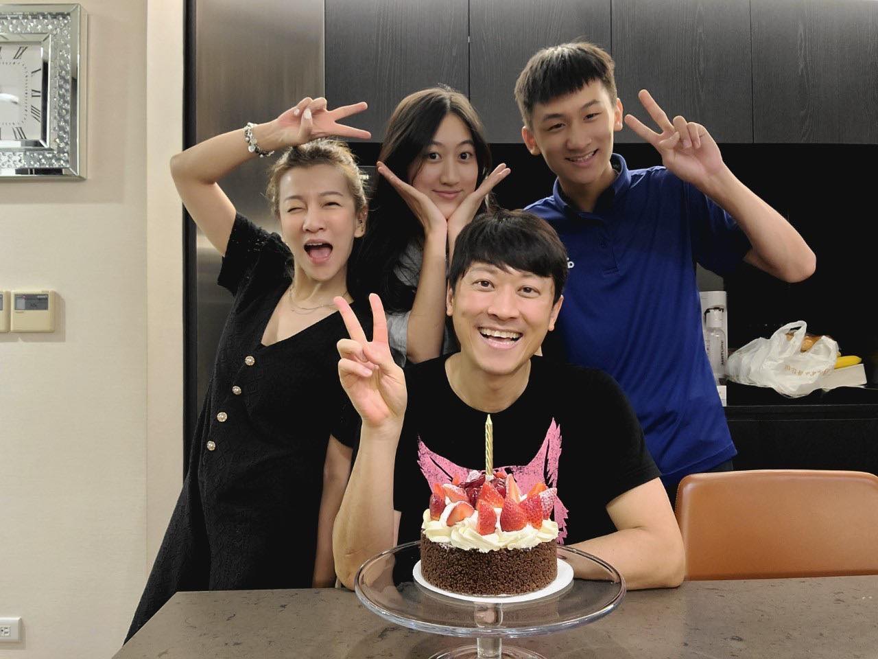 1家4口幸福甜蜜。(圖/翻攝自侯昌明臉書)