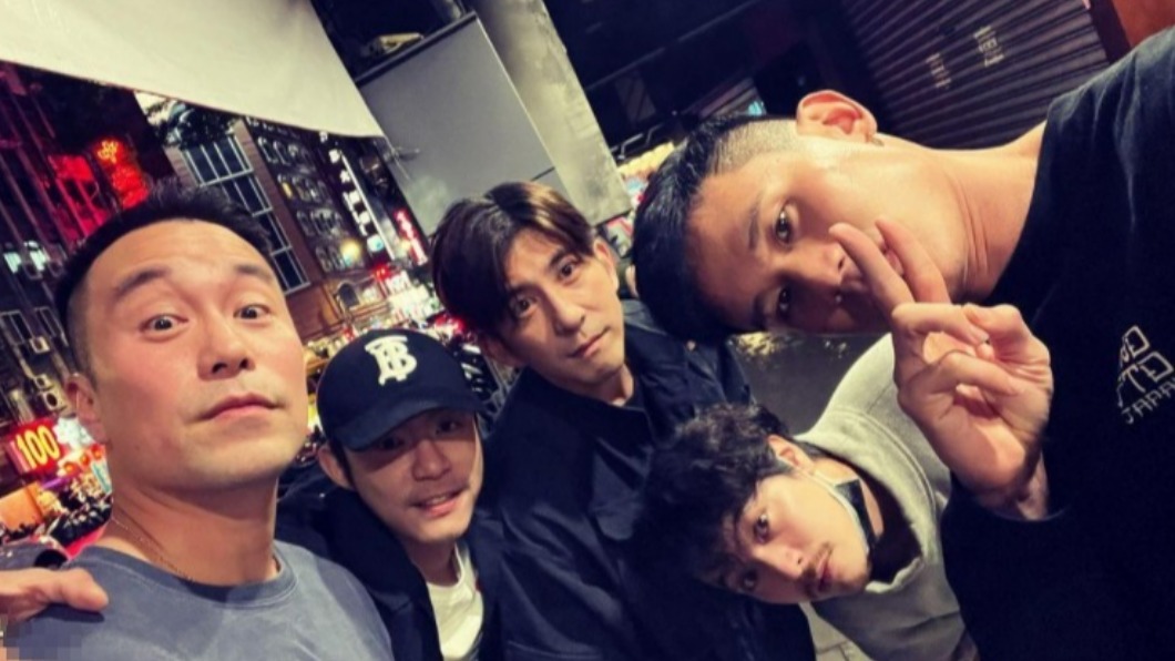 左起張孝全、王柏傑、修杰楷、楊銘威與郭男合影。（圖／翻攝自男方IG）