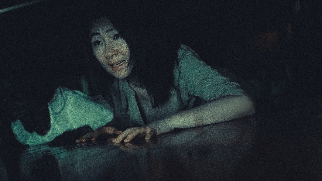 Selina躲在床底下時，身旁的鬼影其實是高宇蓁本人。（圖／皮諾丘電影提供）