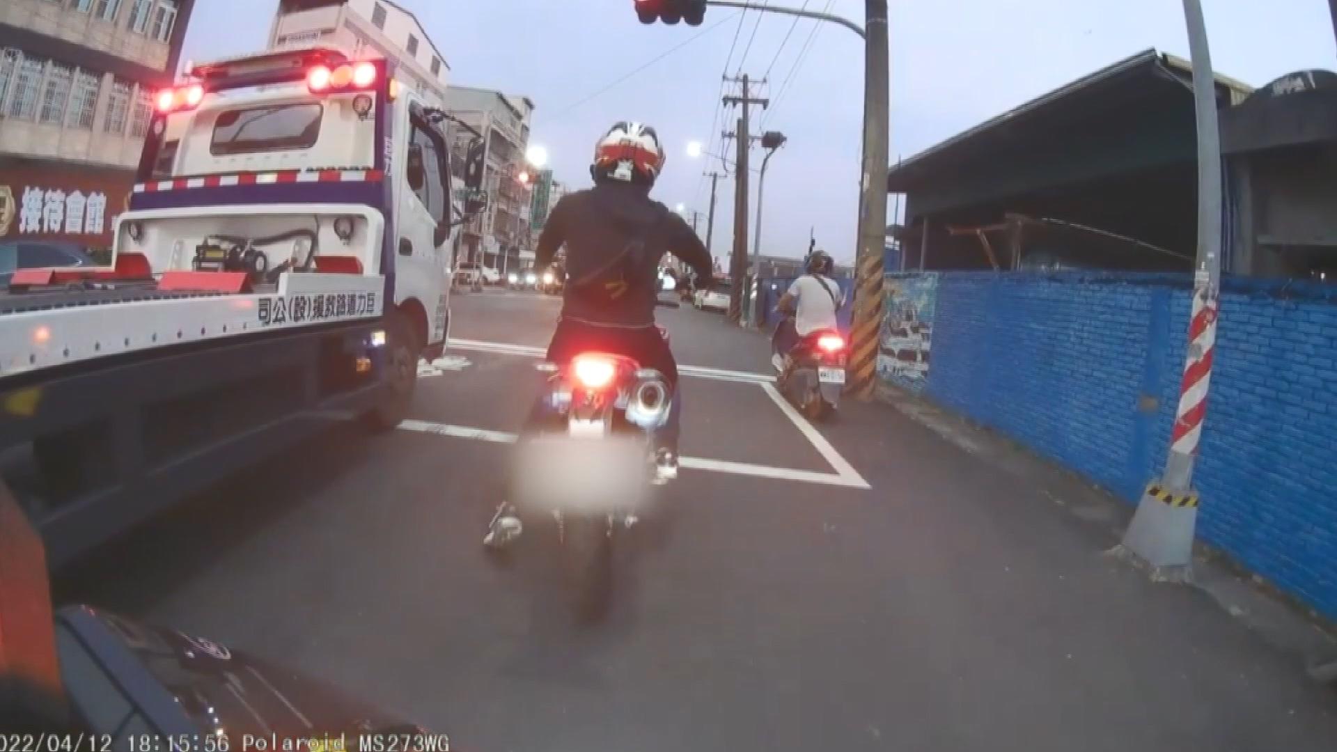 帥不起來了!騎士尖鋒時刻鬧區「翹孤輪」 警逕行舉發開罰