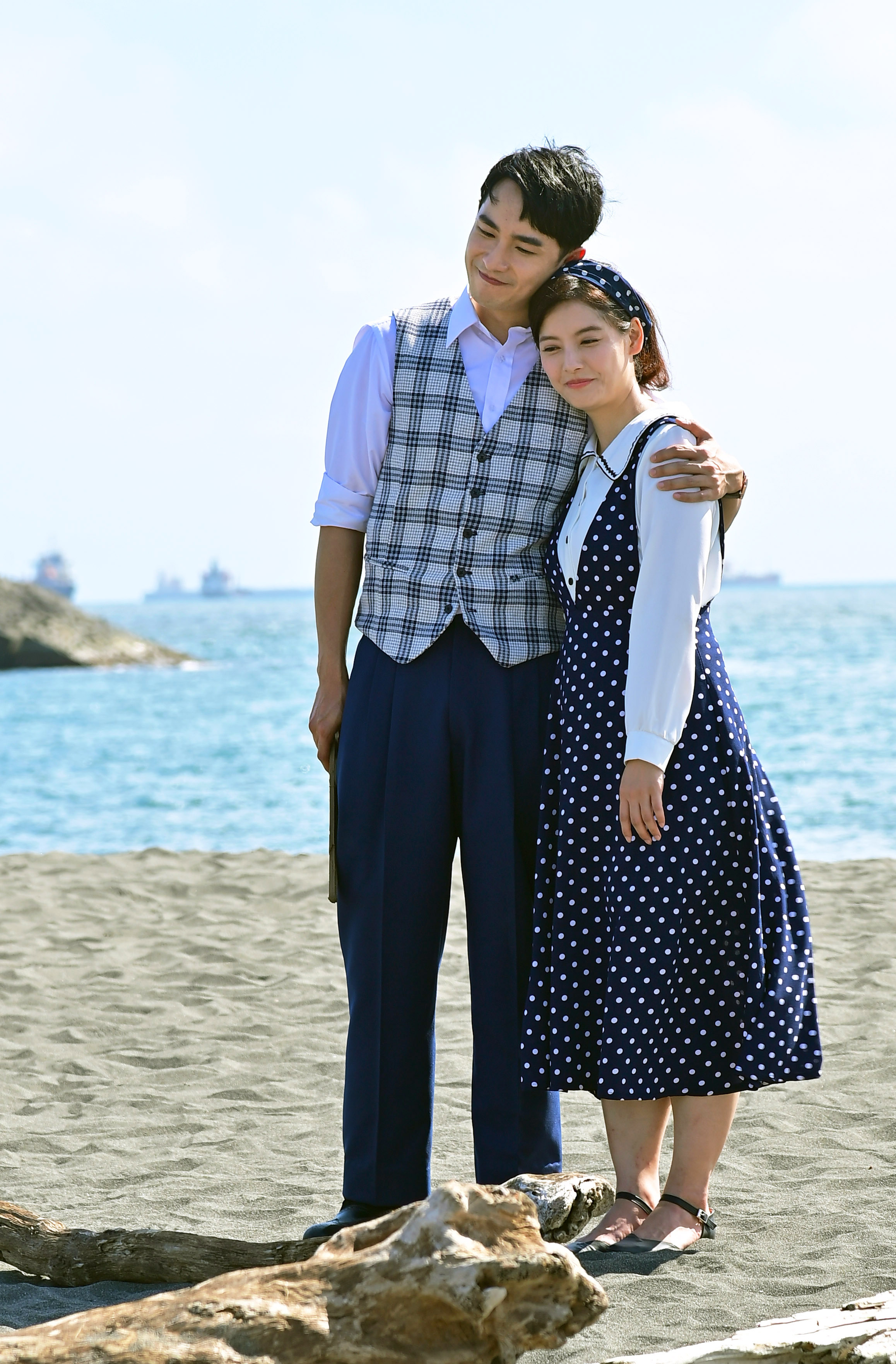王樂妍（右）海邊上演浪漫戲碼，實際上卻都是蟲讓她很崩潰。（圖／台視提供）