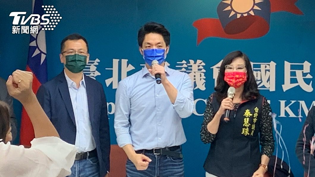 蔣萬安赴北市議會　藍議員高喊「北桃連線、凍蒜！」